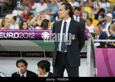 L'équipe nationale de football de l'Italie Cesare Prandelli attend l'entraîneur-chef sur pendant l'UEFA EURO 2012 match contre l'Angleterre Banque D'Images