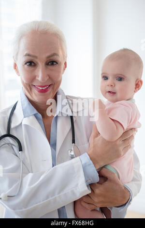 Pédiatre Caucasiens patients holding baby Banque D'Images