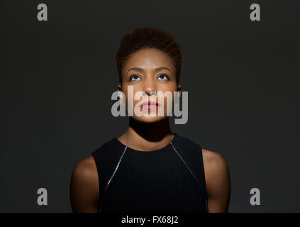 Mixed Race woman looking up Banque D'Images