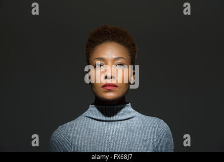 Mixed Race woman looking up Banque D'Images