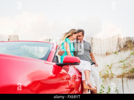 Couple assis sur emprunts Banque D'Images