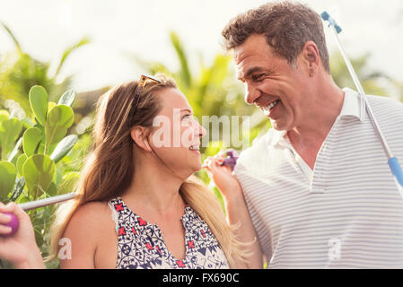 Caucasian couple playing miniature golf Banque D'Images