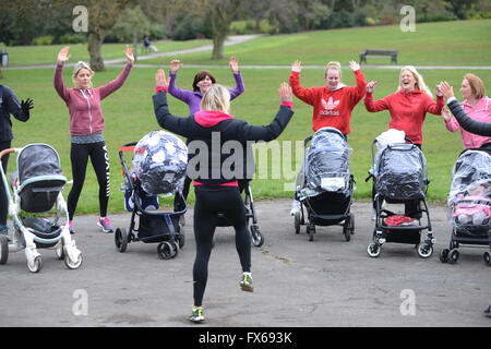 L'exercice de nouvelles mamans et garder l'ajustement dans le parc. Banque D'Images