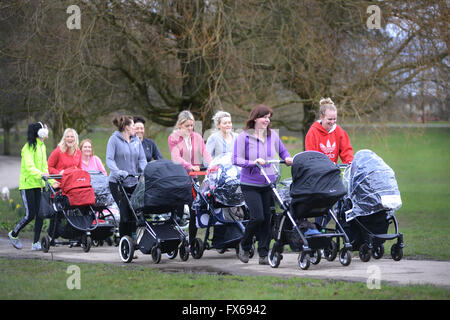 L'exercice de nouvelles mamans et garder l'ajustement dans le parc. Banque D'Images