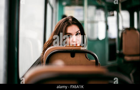 Caucasian woman sitting on bus Banque D'Images