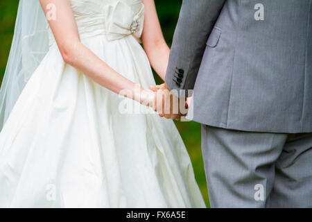 Au cours de la cérémonie de mariage une mariée et le marié Maintenez les mains ensemble. Banque D'Images