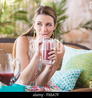 Caucasian woman drinking juice Banque D'Images