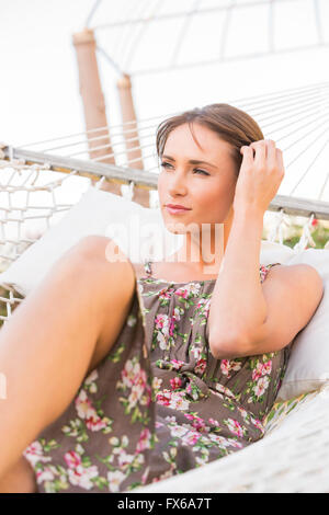 Caucasian woman laying in hammock Banque D'Images