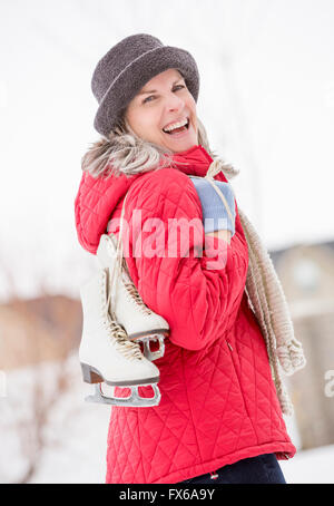 Portrait femme portant des patins à glace à l'extérieur Banque D'Images