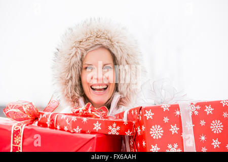 Caucasian woman carrying Christmas gifts Banque D'Images