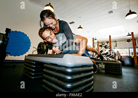 Couple working out in gymnasium Banque D'Images