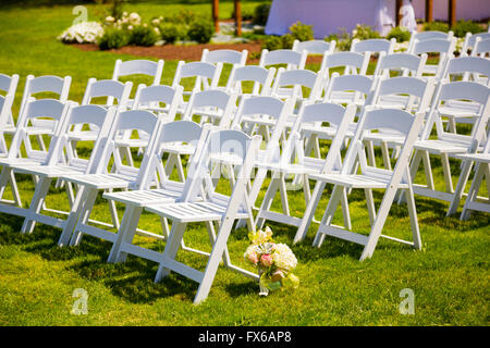 Dans les rangées de chaises pour une cérémonie de mariage en plein air de l'herbe dans l'Oregon. Banque D'Images