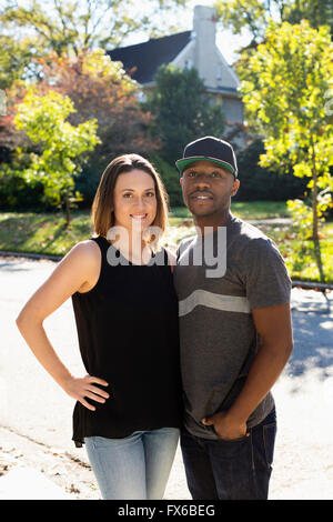 Couple smiling outdoors Banque D'Images
