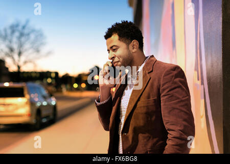 African American businessman talking on cell phone Banque D'Images