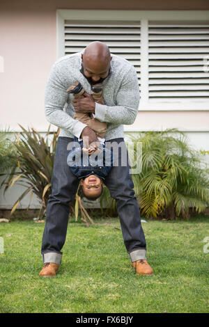 African American father and son playing outdoors Banque D'Images