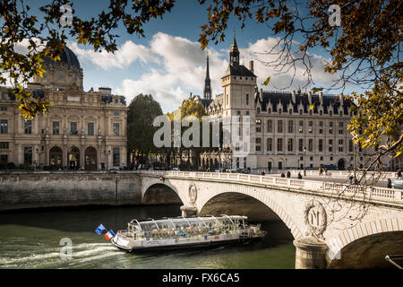 Bâtiments et pont sur la rivière à Paris, Ile-de-France, France Banque D'Images