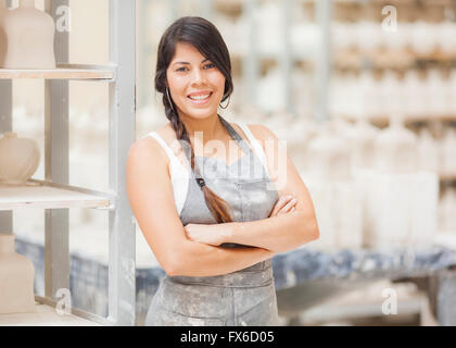 Artiste hispanique smiling in studio Banque D'Images