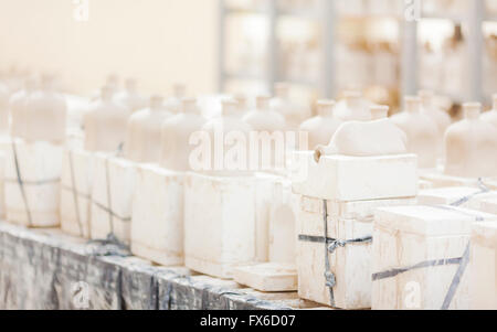 Handmade vases et les moules en studio Banque D'Images