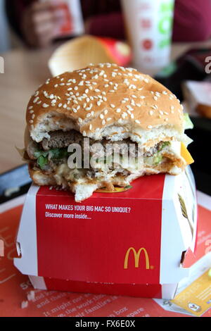 McDonald's Big Mac burger avec bite missing Banque D'Images