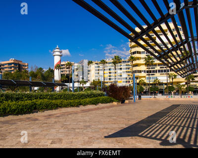 Phare et des immeubles de grande hauteur sur la promenade, Marbella. La province de Malaga Costa del Sol, Andalousie, Espagne Europe Banque D'Images