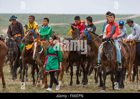 Les jeunes garçons de Mongolie Le Naadam préparation pour course de chevaux Banque D'Images