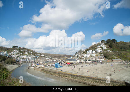 Vue sur le magnifique village de Looe et son port sur une belle journée d'été, Cornwall Banque D'Images