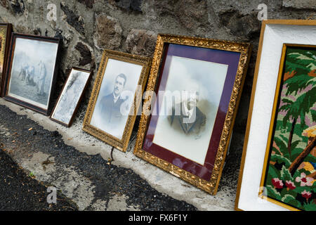 Portraits photographiques d'époque à vendre à un vide-grenier dans le village d'Allègre, Haute-Loire, France Banque D'Images