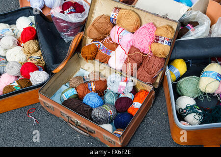 Balles de laine pour la vente à un vide-grenier dans le village d'Allègre, Haute-Loire, France Banque D'Images