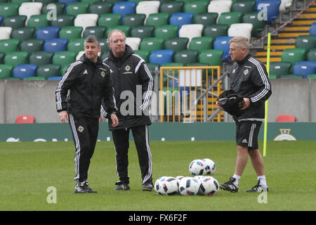 27 mars 2016 - défi international de Vauxhall (Friendly). L'Irlande du Nord v Slovénie. L'entraîneur de l'Irlande du Nord Stephen Robinson (à gauche) à l'entraînement avec assistant manager Jimmy Nicholl (centre). Banque D'Images