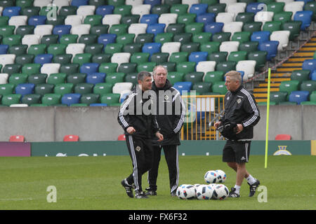 27 mars 2016 - défi international de Vauxhall (Friendly). L'Irlande du Nord v Slovénie. L'entraîneur de l'Irlande du Nord Stephen Robinson (à gauche) à l'entraînement avec assistant manager Jimmy Nicholl (centre). Banque D'Images