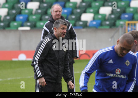 27 mars 2016 - défi international de Vauxhall (Friendly). L'Irlande du Nord v Slovénie. L'entraîneur de l'Irlande du Nord Stephen Robinson (à gauche) à l'entraînement avec assistant manager Jimmy Nicholl (centre). Banque D'Images