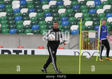 27 mars 2016 - défi international de Vauxhall (Friendly). L'Irlande du Nord v Slovénie. L'entraîneur de l'Irlande du Nord Stephen Robinson lors de la formation. Banque D'Images