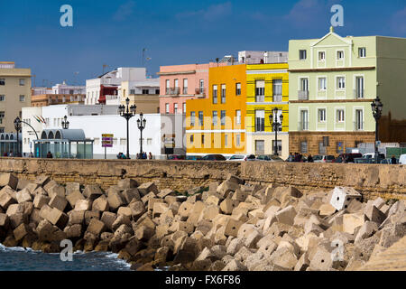 Barrio de la Viña. Bâtiments colorés dans le centre historique de la ville de Cadix, Andalousie Espagne. L'Europe Banque D'Images