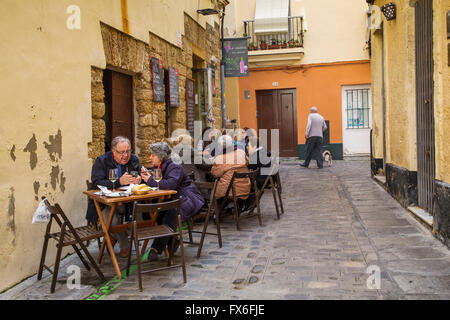 Barrio de la Viña. Bar dans le centre historique. La ville de Cadiz, Andalousie Espagne. L'Europe Banque D'Images