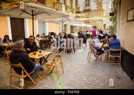 Barrio de la Viña. Bar dans le centre historique. La ville de Cadiz, Andalousie Espagne. L'Europe Banque D'Images