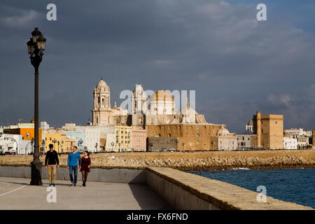 Barrio de la Viña. Front de mer, le centre historique et la cathédrale de Santa Cruz. La ville de Cadiz, Andalousie Espagne. L'Europe Banque D'Images