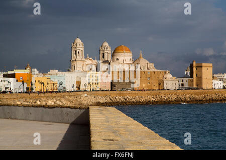 Barrio de la Viña. Front de mer, le centre historique et la cathédrale de Santa Cruz. La ville de Cadiz, Andalousie Espagne. L'Europe Banque D'Images