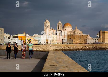 Barrio de la Viña. Front de mer, le centre historique et la cathédrale de Santa Cruz. La ville de Cadiz, Andalousie Espagne. L'Europe Banque D'Images