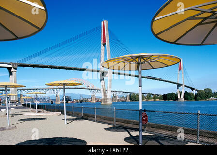 New Westminster, Colombie-Britannique, Canada - Plage urbaine à Westminster Pier Park et Skybridge, pont au-dessus de la rivière Fraser Patullo Banque D'Images