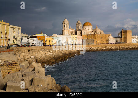 Barrio de la Viña. Front de mer, le centre historique et la cathédrale de Santa Cruz. La ville de Cadiz, Andalousie Espagne. L'Europe Banque D'Images