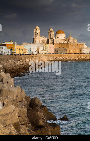 Barrio de la Viña. Front de mer, le centre historique et la cathédrale de Santa Cruz. La ville de Cadiz, Andalousie Espagne. L'Europe Banque D'Images