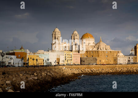 Barrio de la Viña. Front de mer, le centre historique et la cathédrale de Santa Cruz. La ville de Cadiz, Andalousie Espagne. L'Europe Banque D'Images