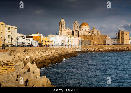 Barrio de la Viña. Front de mer, le centre historique et la cathédrale de Santa Cruz. La ville de Cadiz, Andalousie Espagne. L'Europe Banque D'Images