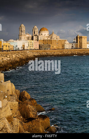 Barrio de la Viña. Front de mer, le centre historique et la cathédrale de Santa Cruz. La ville de Cadiz, Andalousie Espagne. L'Europe Banque D'Images