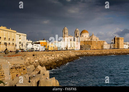 Barrio de la Viña. Front de mer, le centre historique et la cathédrale de Santa Cruz. La ville de Cadiz, Andalousie Espagne. L'Europe Banque D'Images