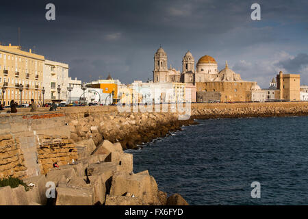 Barrio de la Viña. Front de mer, le centre historique et la cathédrale de Santa Cruz. La ville de Cadiz, Andalousie Espagne. L'Europe Banque D'Images