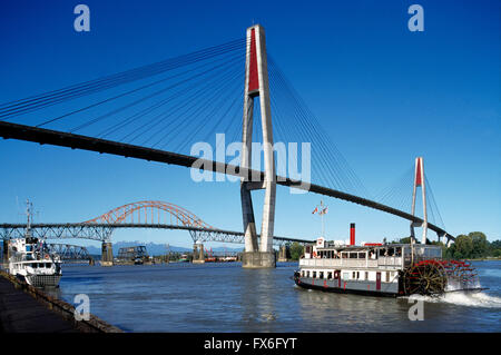 Tour en bateau sur le Paddlewheeler Fraser River, New Westminster, Colombie-Britannique, Canada - Une passerelle et pont Pattullo derrière Banque D'Images