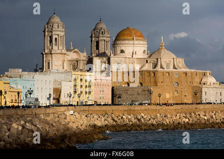 Barrio de la Viña. Front de mer, le centre historique et la cathédrale de Santa Cruz. La ville de Cadiz, Andalousie Espagne. L'Europe Banque D'Images