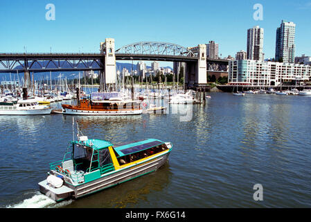 Vancouver, BC, en Colombie-Britannique, Canada - le bateau d'observation des baleines False Creek sous pont de la rue Burrard Banque D'Images