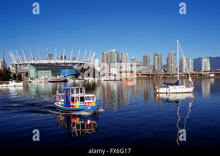 Vancouver, BC, en Colombie-Britannique, Canada - Aquabus traversier voyageant dans la région de False Creek passé le stade BC Place Banque D'Images
